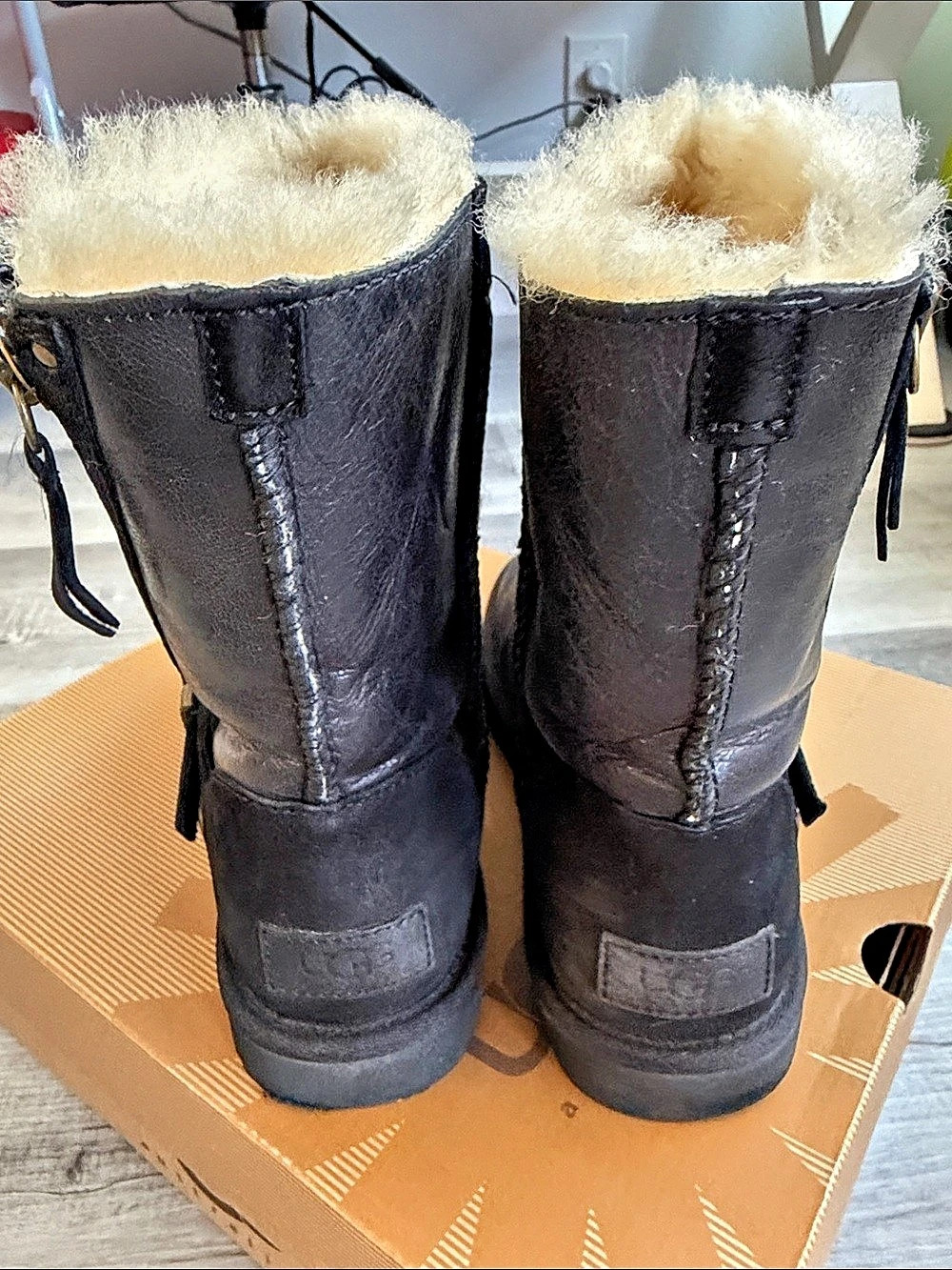 UGG W Blaise Crystal Studded Leather Boots Black US 7 - Picture 4 of 13